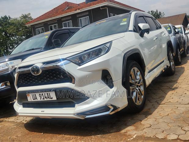 Toyota RAV4 2021 White