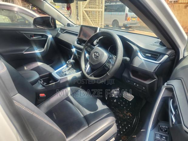 Toyota RAV4 2021 White
