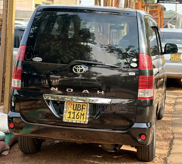 Toyota Noah 2.0 158hp AWD (7 Seater) 2007 Black