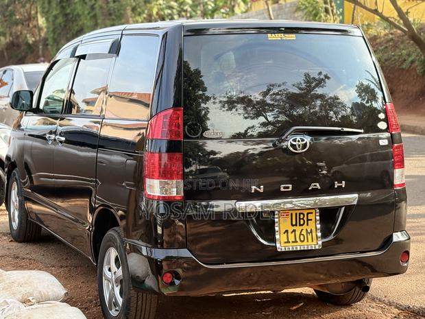 Toyota Noah 2.0 158hp AWD (7 Seater) 2007 Black