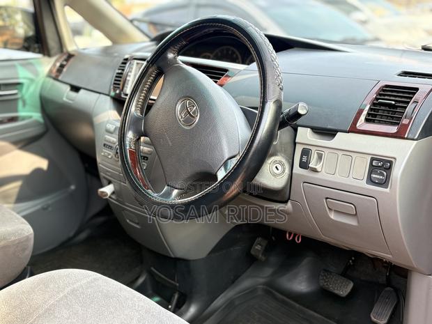 Toyota Noah 2.0 158hp AWD (7 Seater) 2007 Black