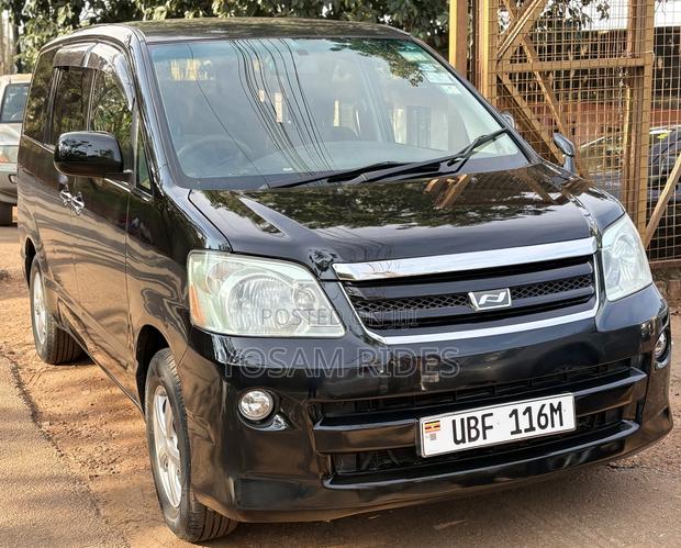 Toyota Noah 2.0 158hp AWD (7 Seater) 2007 Black
