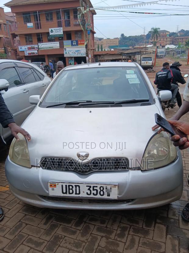 Toyota Vitz 2004 Silver
