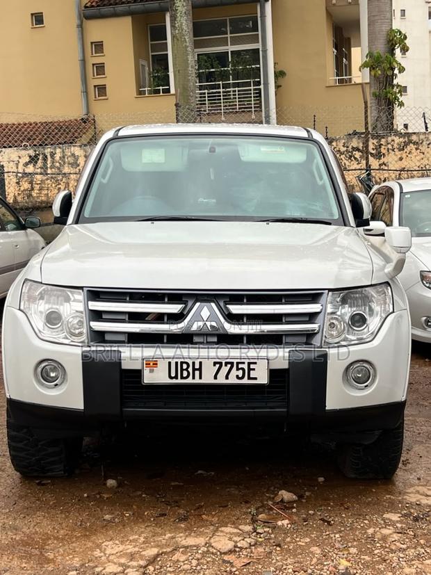 Mitsubishi Pajero 2011 White
