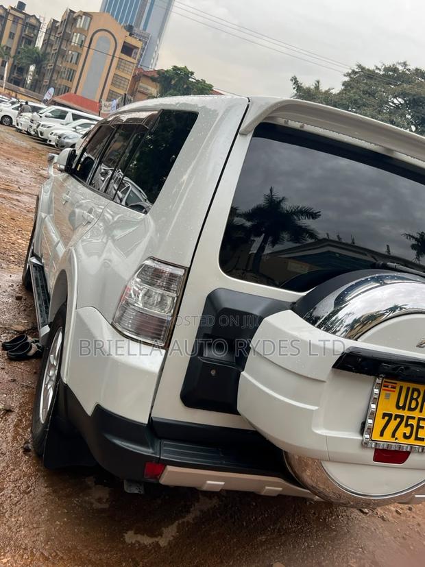 Mitsubishi Pajero 2011 White