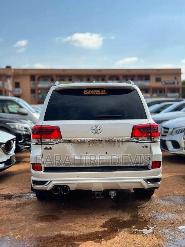 Toyota Land Cruiser 2022 White