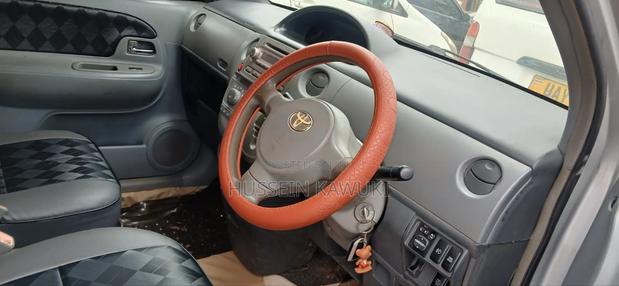 Toyota Sienta 2005 Silver