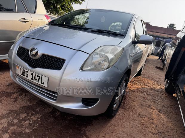 Toyota Vitz 2004 Silver