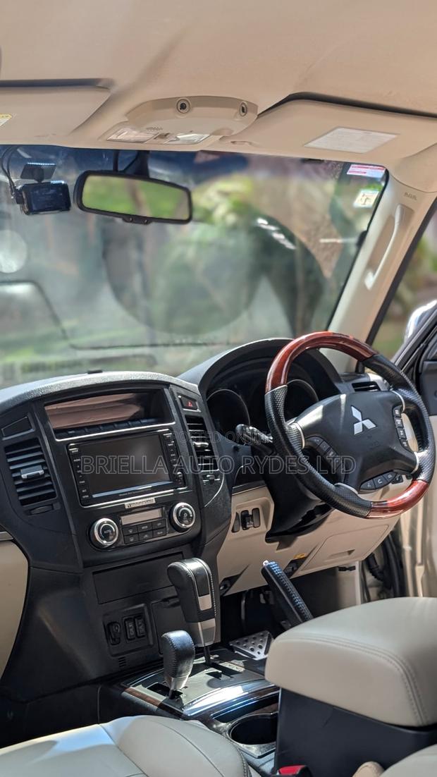 Mitsubishi Pajero 2011 Gray