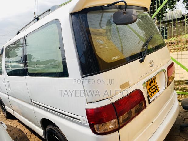 Toyota Regius 1998