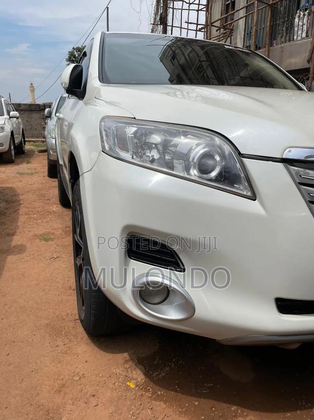 Toyota Vanguard 2010 White