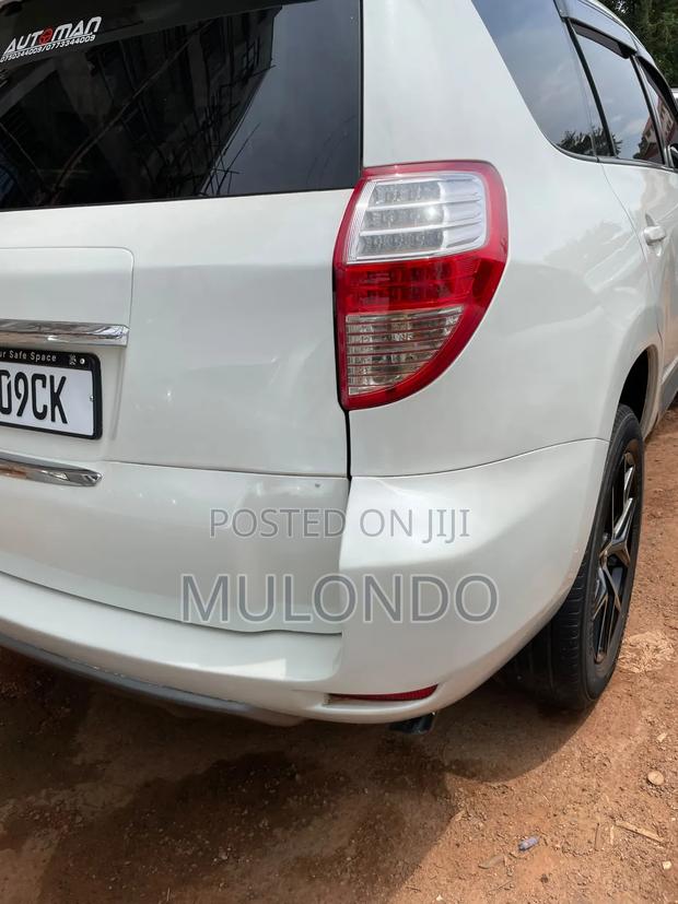 Toyota Vanguard 2010 White