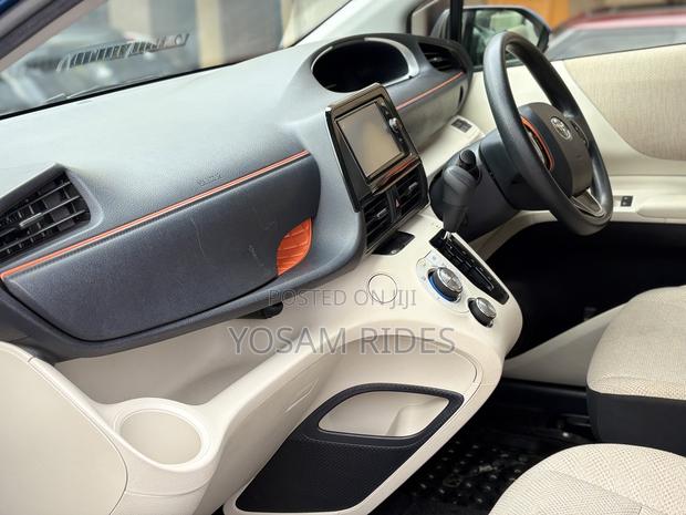 Toyota Sienta 1.5 Hybrid FWD (6-seater) 2016 Blue