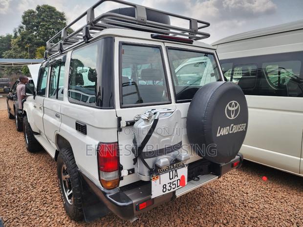 Toyota Land Cruiser 2017 White