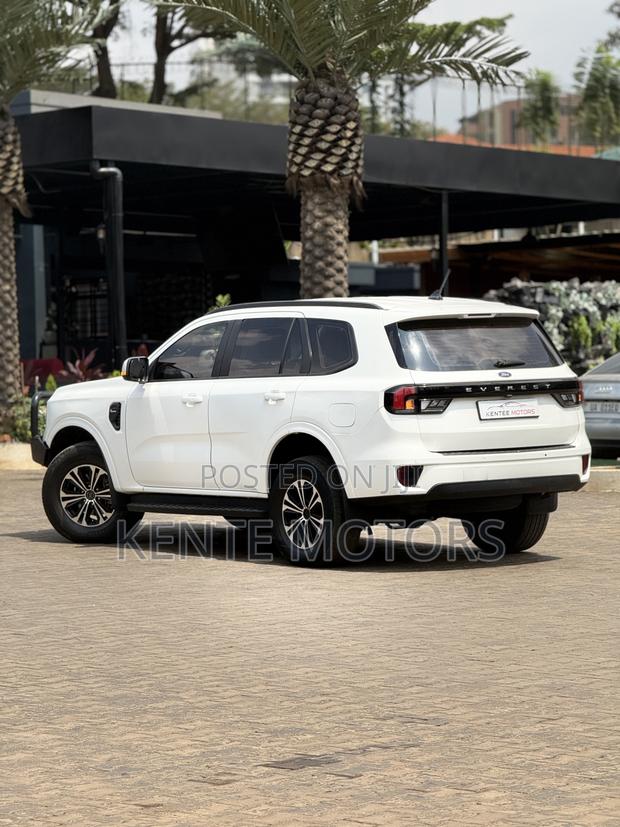 Ford Everest 2022 White