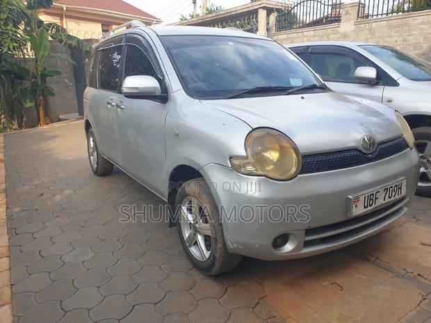 Toyota Sienta 2009 Silver