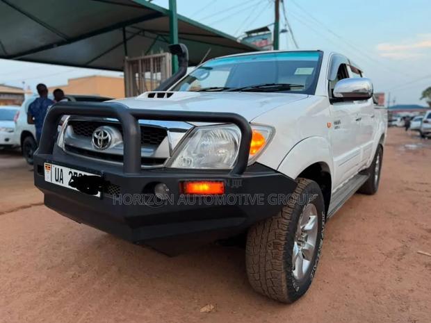 Toyota Hilux 2010 White