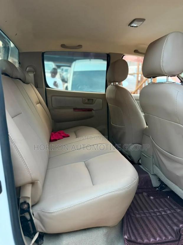 Toyota Hilux 2010 White