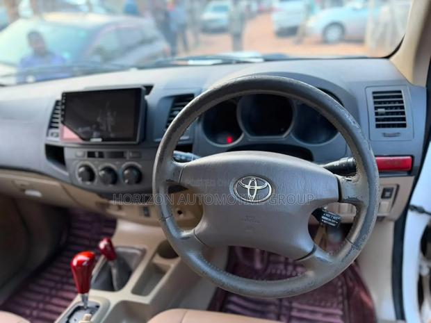 Toyota Hilux 2010 White