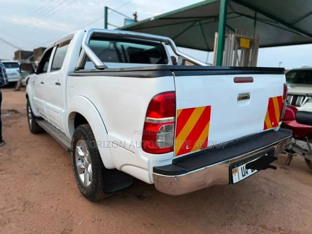 Toyota Hilux 2010 White