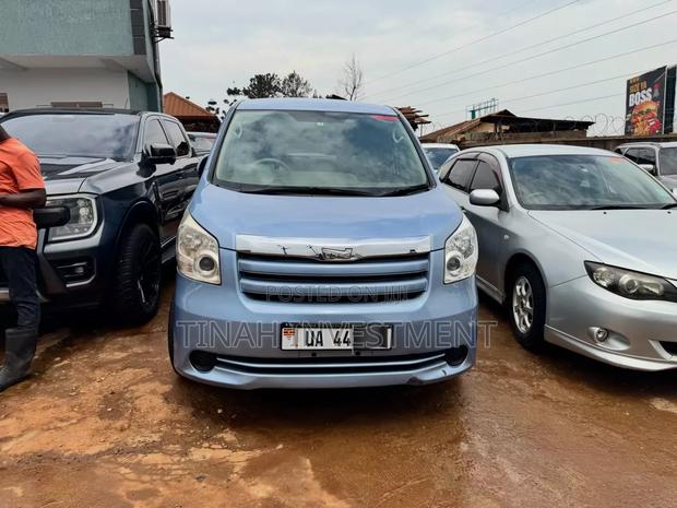 Toyota Noah 2010 Blue