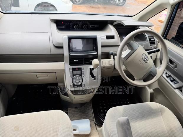 Toyota Noah 2010 Blue
