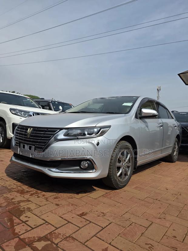 Toyota Premio 2017 Silver