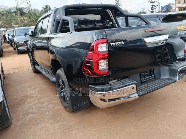 Toyota Hilux 2021 Black