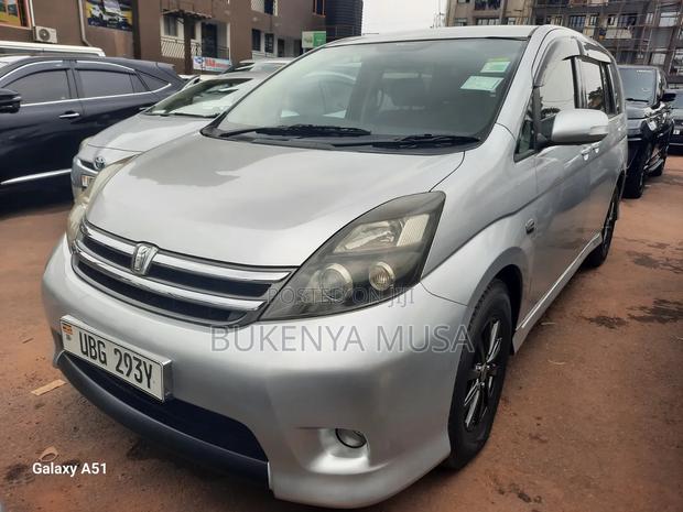 Toyota ISIS 2009 Silver