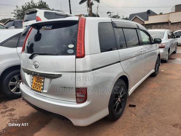 Toyota ISIS 2009 Silver