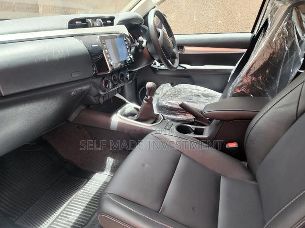 Toyota Hilux 2022 White