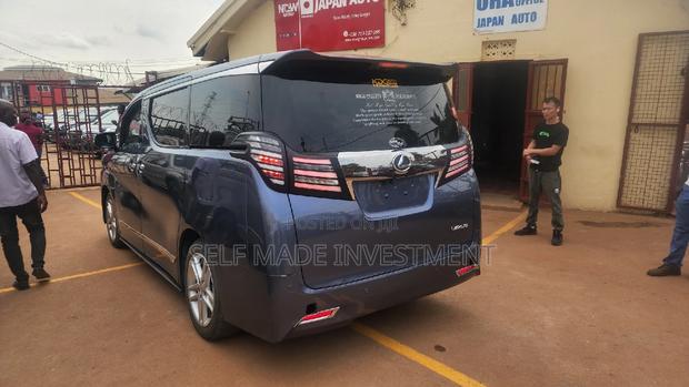 Toyota Alphard 2017 Blue