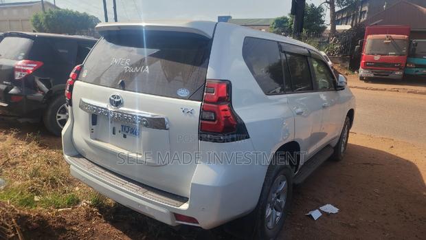 Toyota Land Cruiser Prado 2017 White