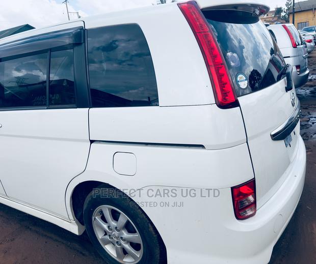 Toyota ISIS 1.8 Platana 2008 White
