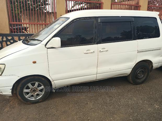 Toyota Noah 2004 White
