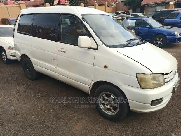 Toyota Noah 2004 White