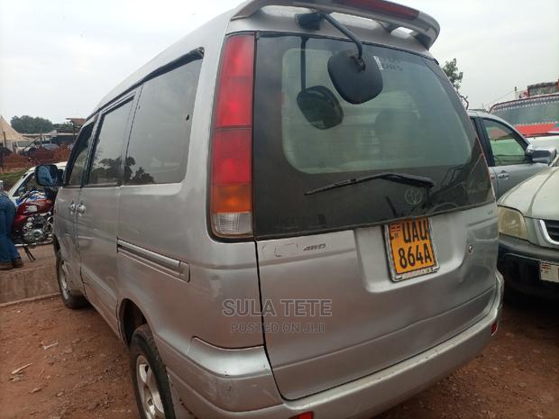 Toyota Noah 2.0 AWD (8 Seater) 2001 Silver