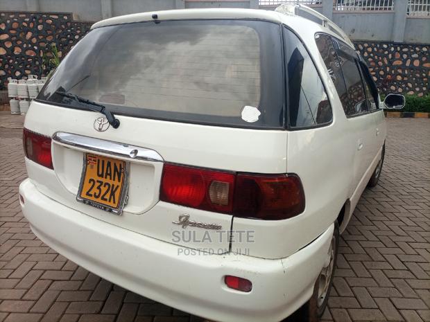 Toyota Ipsum 2001 White
