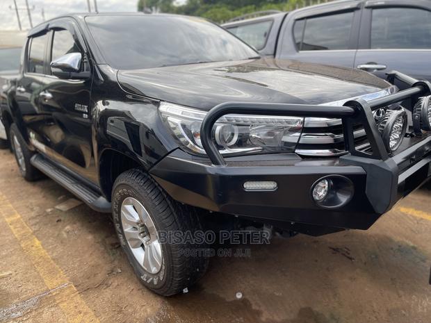 Toyota Hilux 2016 Black
