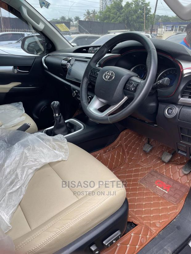 Toyota Hilux 2016 Black