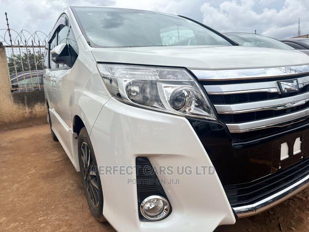 Toyota Noah 2.0 AWD (8 Seater) 2015 White