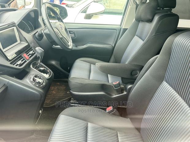 Toyota Noah 2.0 AWD (8 Seater) 2015 White