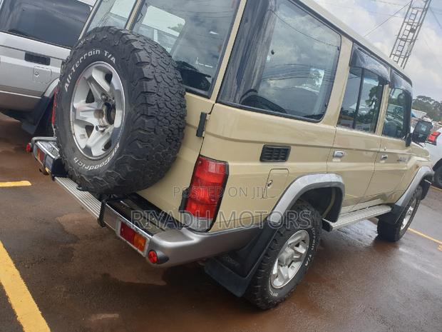 Toyota Land Cruiser 4.0 V6 DLX 2015 Yellow
