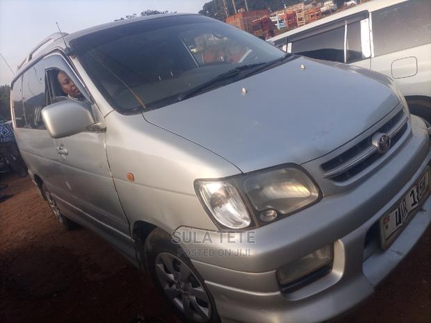 Toyota Noah 2.0 AWD (8 Seater) 2001 Silver