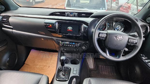 Toyota Hilux 2021 White