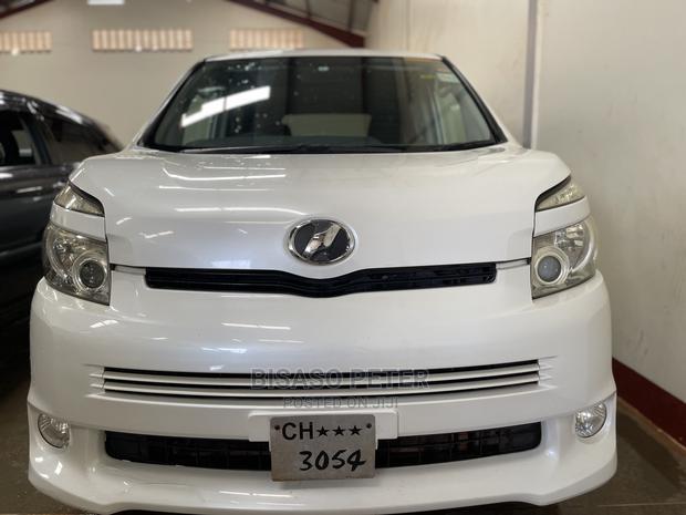 Toyota Voxy 2009 White