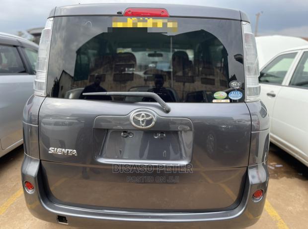 Toyota Sienta 1.5 AWD 2011 Gray