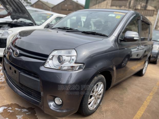 Toyota Sienta 1.5 AWD 2011 Gray