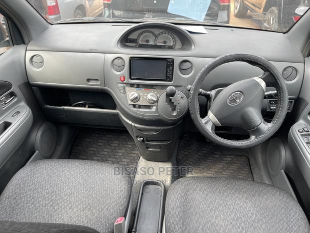 Toyota Sienta 1.5 AWD 2011 Gray