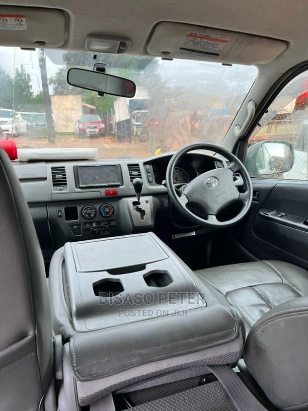 Toyota HiAce 2010 White